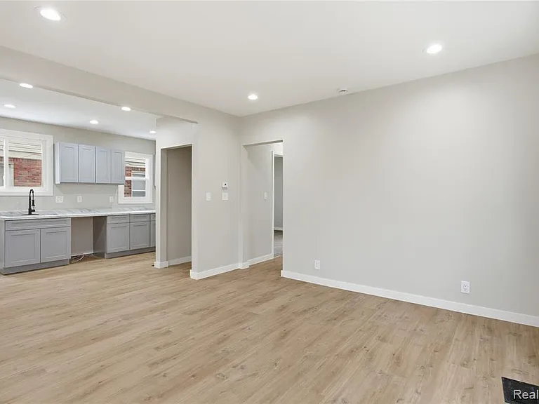 14615-14617 Winthrop St — Photo 15