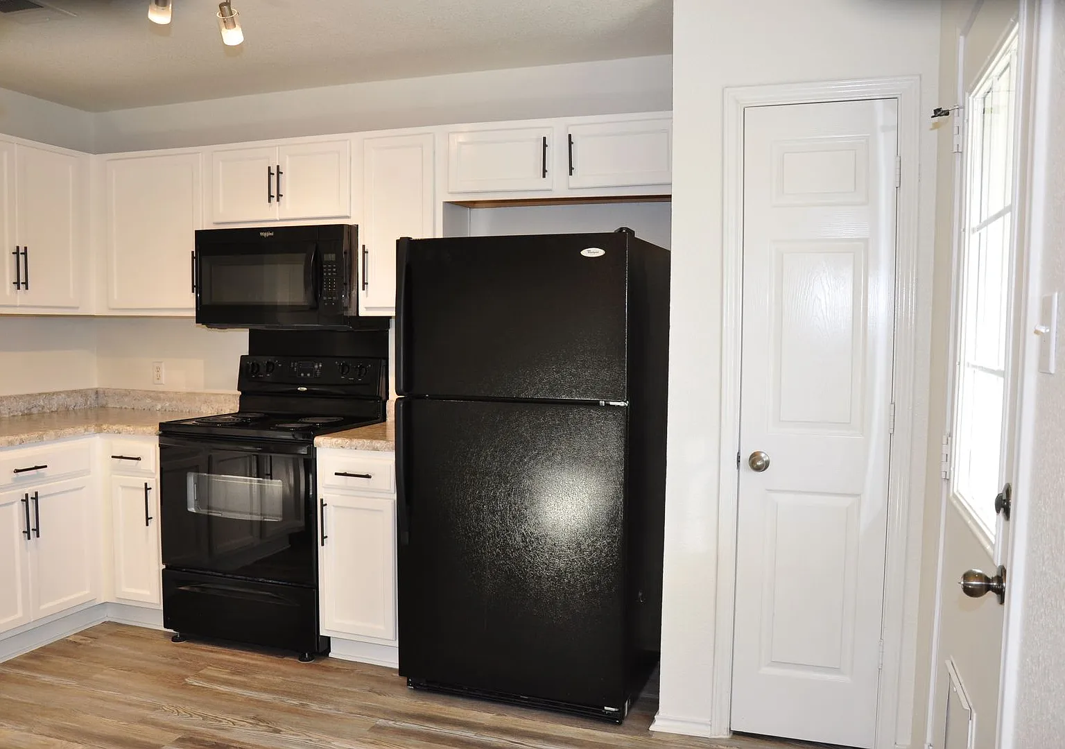 3 Bedroom 2.5 Bath in Hutto Square — Photo 4