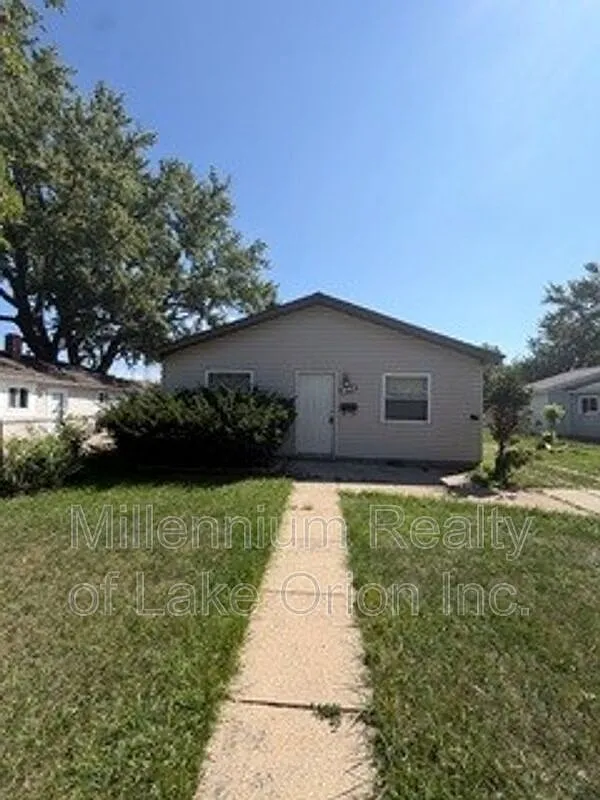3 bed, 1.0 bath, 955 sqft, $1,250 — Photo 1