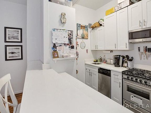 3rd image of 726 Greenwich St #2K
