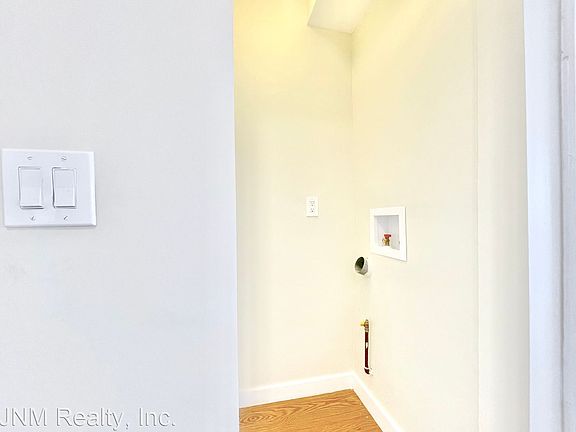 3rd image of 923 W 41st St #10542517