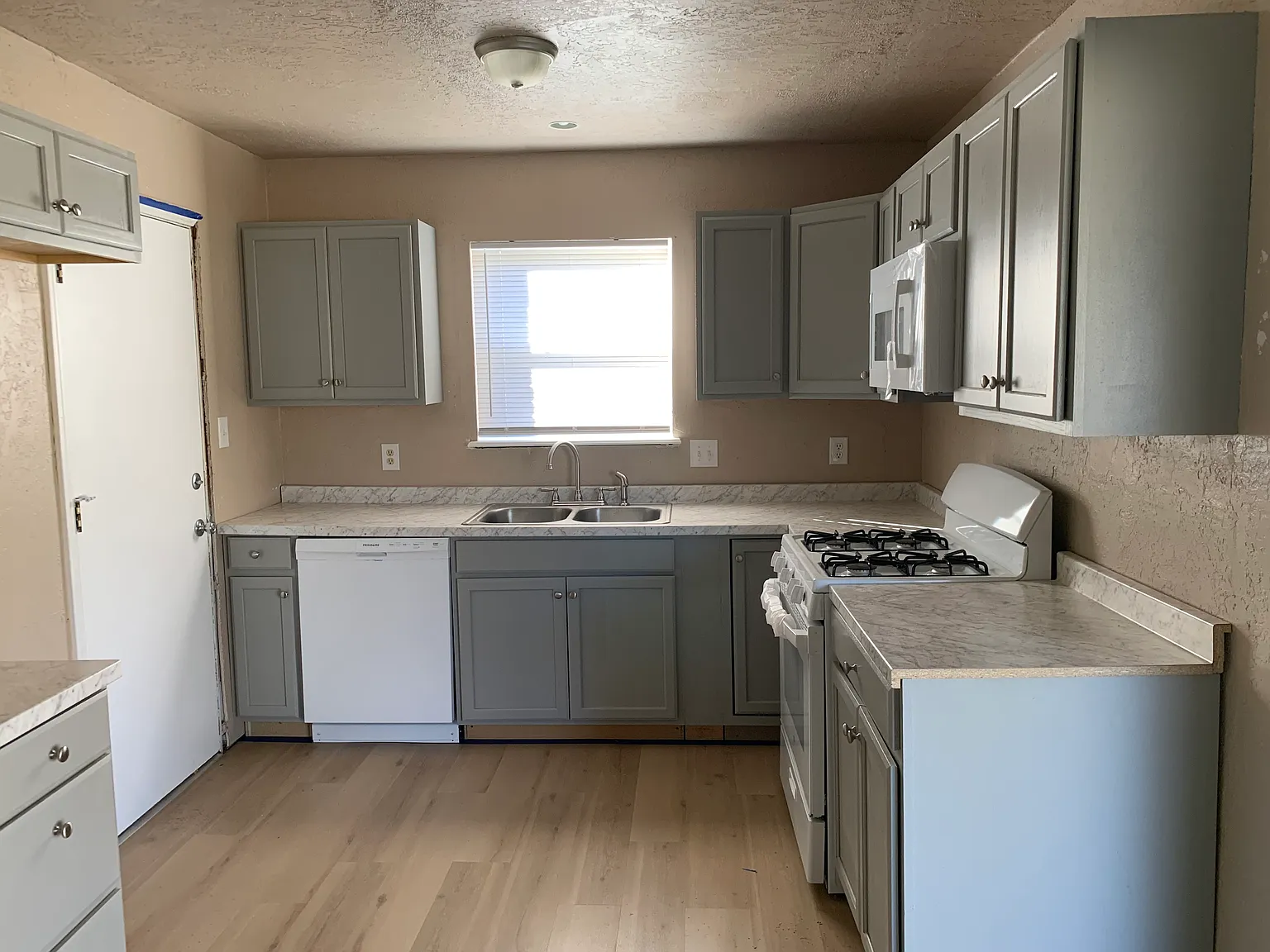 3 bed, 1.5 bath, 1000 sqft, $1,200 — Photo 3