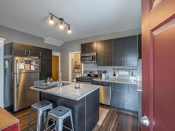 5th image of 905 Beech St #907