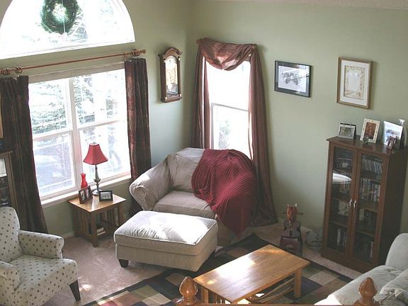 Formal living room w/vaulted ceilings