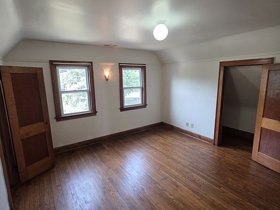 3rd image of 370 E Lakeside St