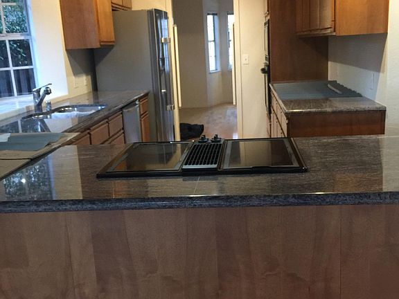 4th image of 748 Los Robles Ave