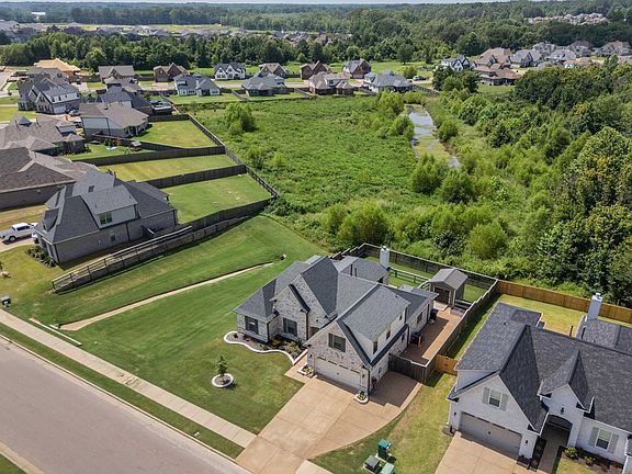 2nd image of 130 Laurel Wood Ln