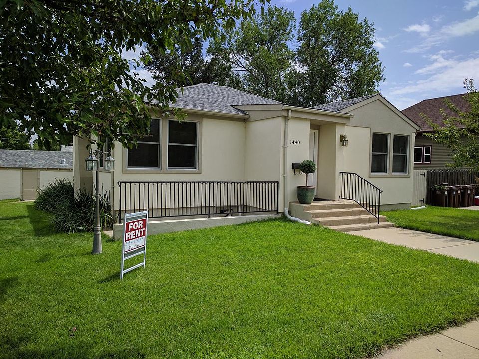 Super cute detached house on tree lined street