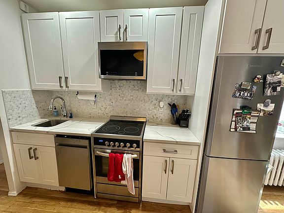 3rd image of 172 Prince St APT 4E