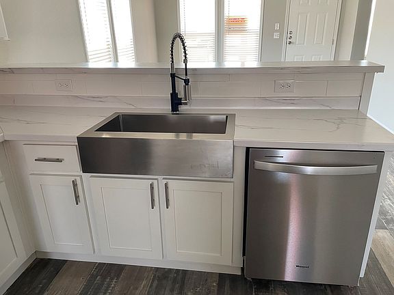 4th image of 129 Pineland Ave #63