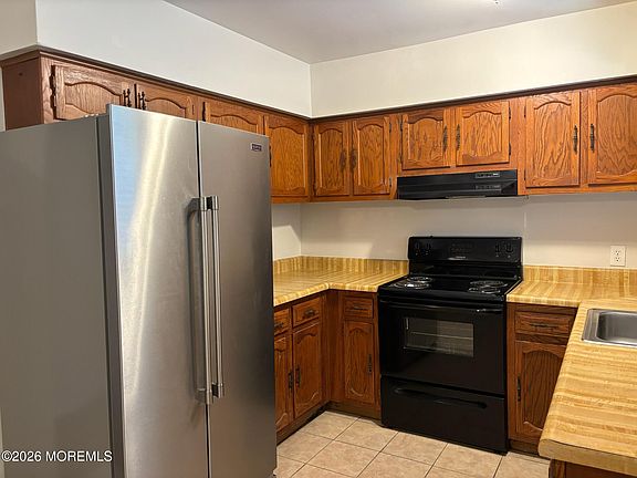 5th image of 14 Easton Drive #A