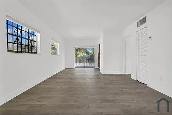 8295 NE Miami Ct #4 — Photo 4