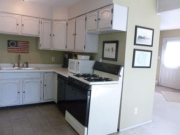 5th image of 988 Falk Ct