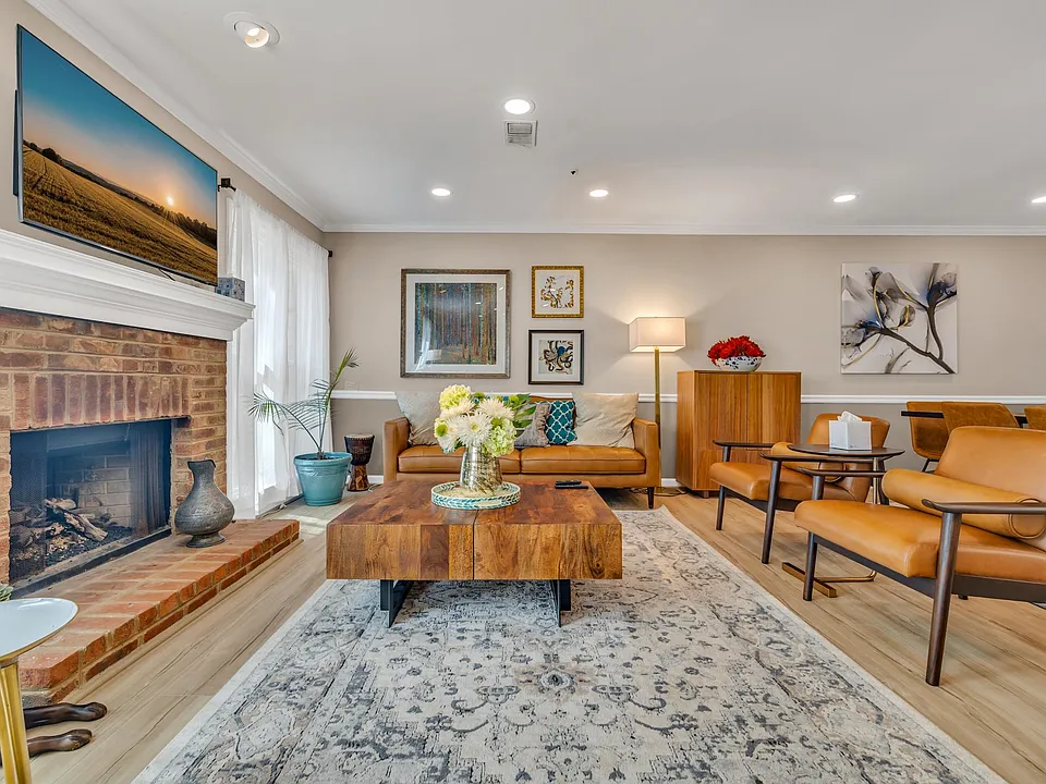 586 Saint James Walk SE