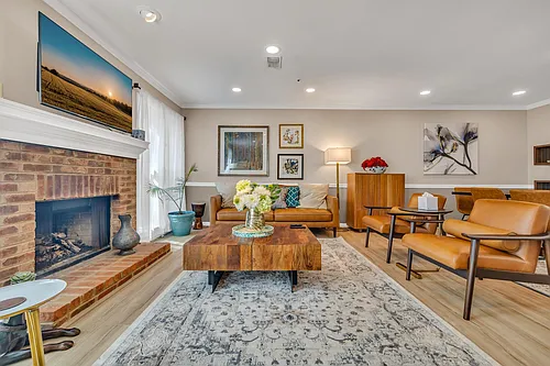 586 Saint James Walk SE Photo 1