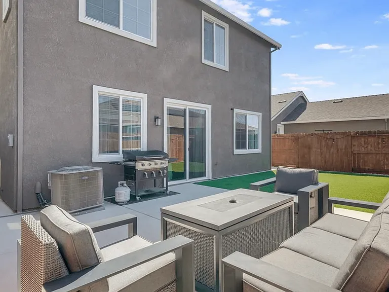 1303 Niemann St — Photo 3