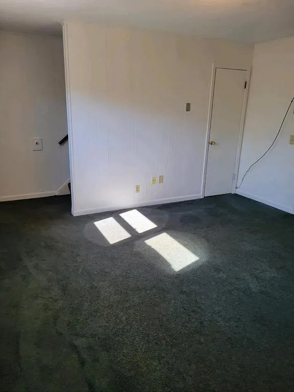 55 Woodcott Rd Apt 8 — Photo 2