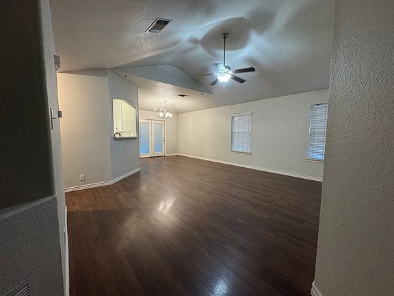 4th image of 208 Latigo Ln