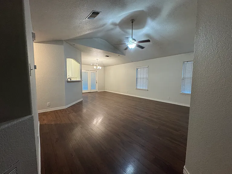 208 Latigo Ln — Photo 4