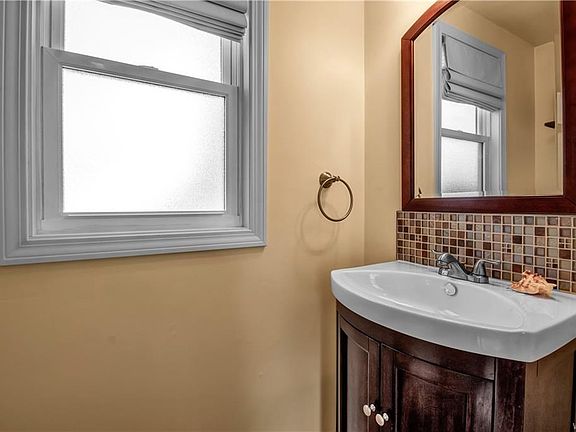 5th image of 251 Southwood Dr