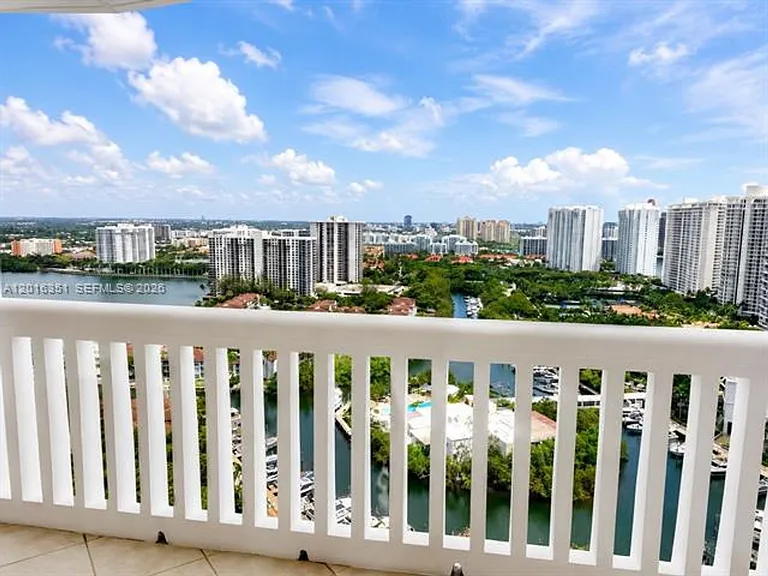 2000 Island Blvd #CU-2710 — Photo 4