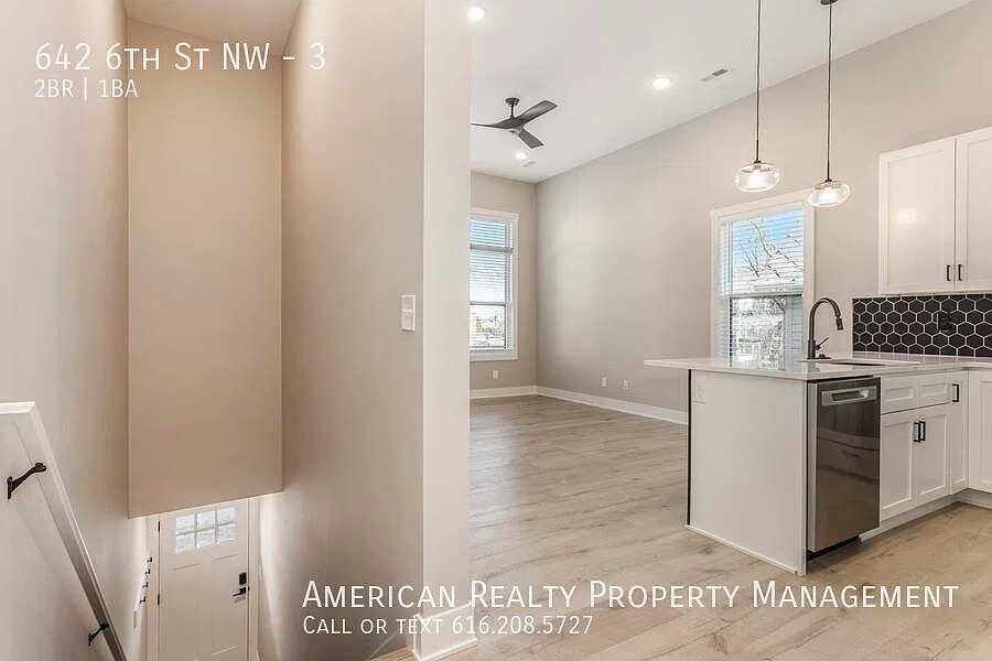 2 bed, 942 sqft, $1,900 — Photo 2