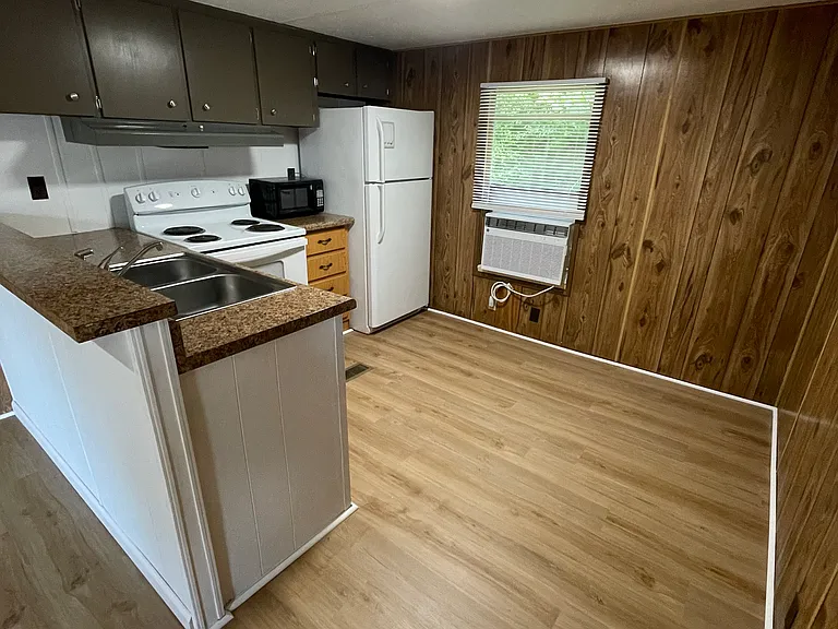 1555 Rainey Rd — Photo 3