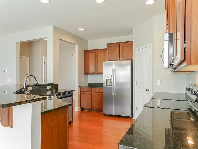 335 Clubhouse Dr — Photo 9