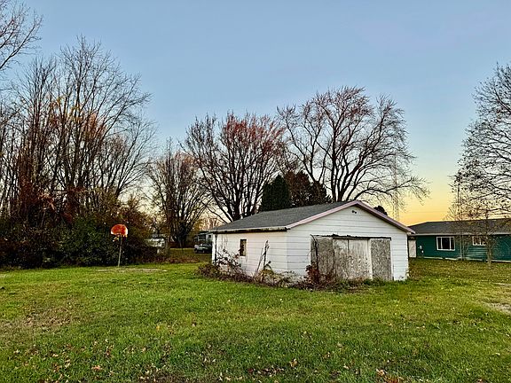 3rd image of 854 S Crystal Ave