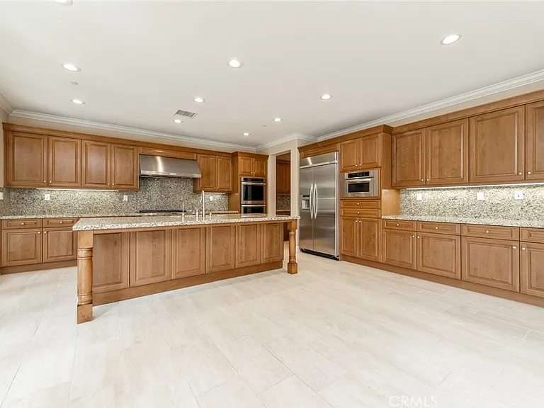 55 Hazelton — Photo 8