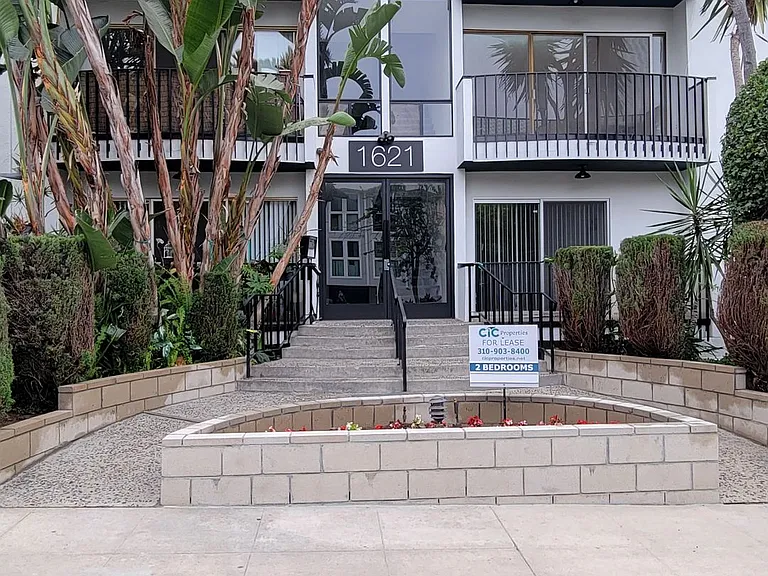 1621 Veteran Ave — Photo 1