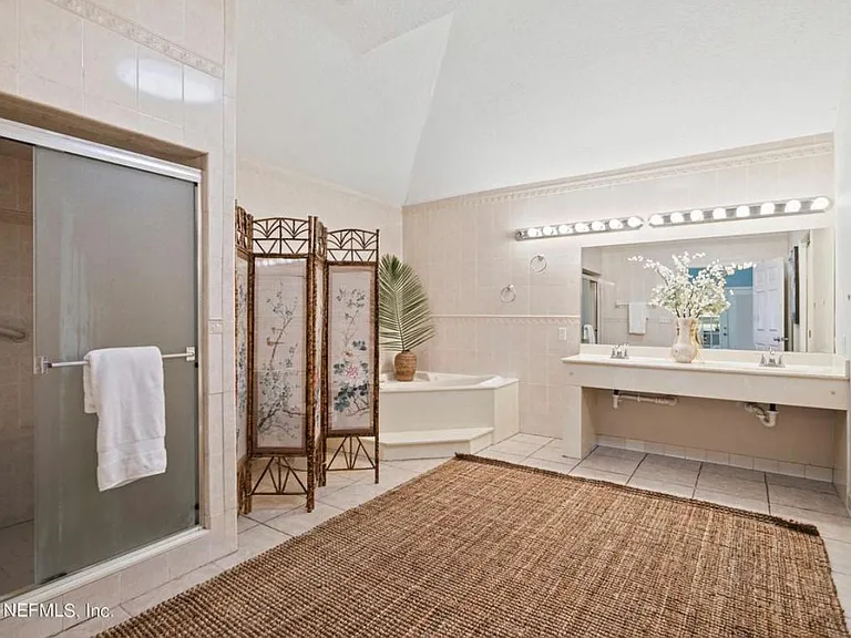 Large master primary bath.
