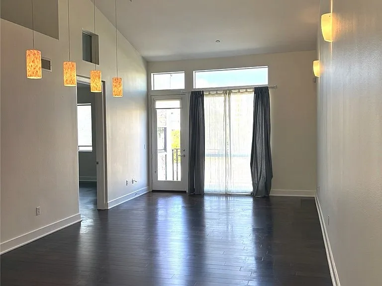 600 S Ridgeley Dr — Photo 3