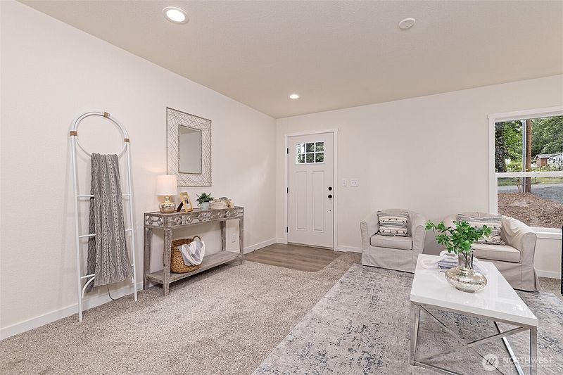 3rd image of 121 E Ashwood Lane