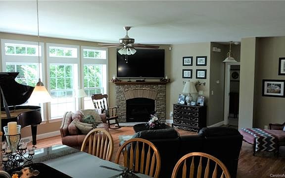 2nd image of 2884 Twin Oaks St