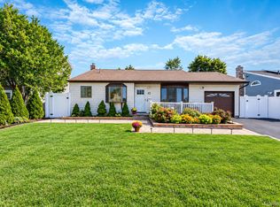 833 N Fulton Avenue, Lindenhurst, NY 11757
