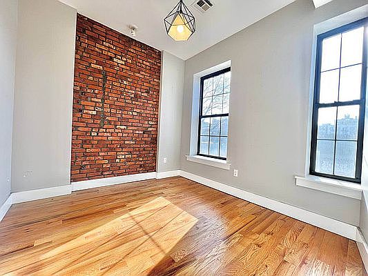 2nd image of 995 Pacific St #3