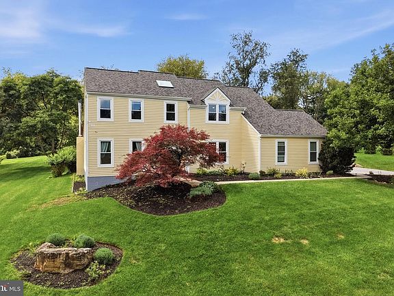 5th image of 422 S Saddlebrook Cir