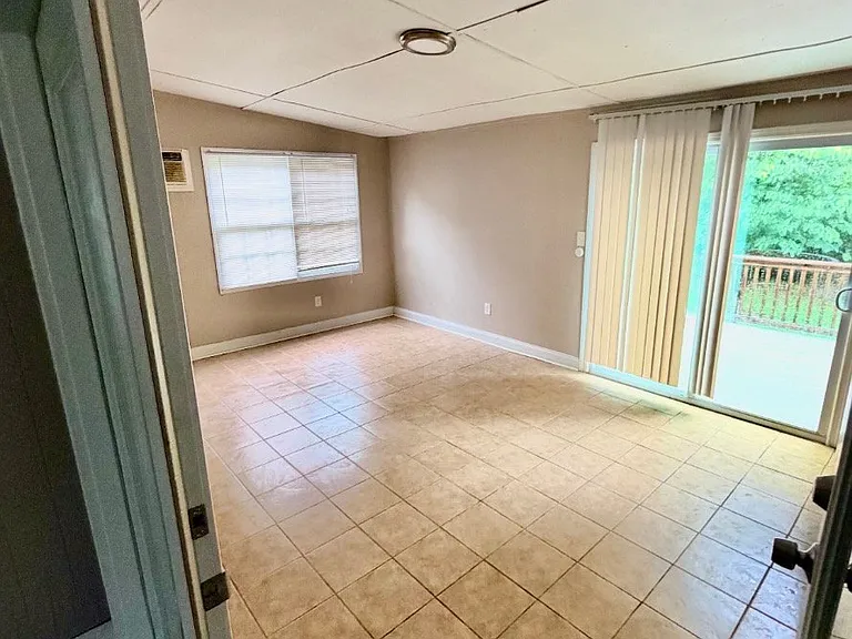 527 Englewood Dr — Photo 5