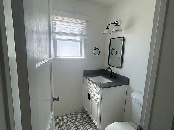 5th image of 522 E 5th St