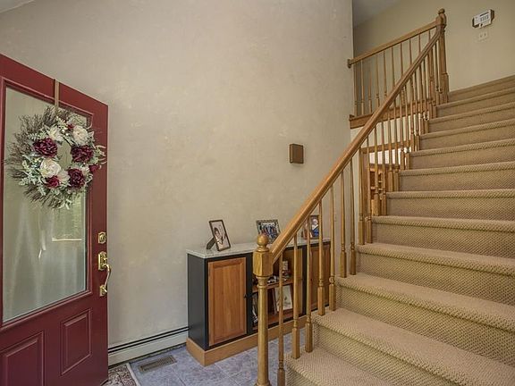 4th image of 16 Jennifer Ln