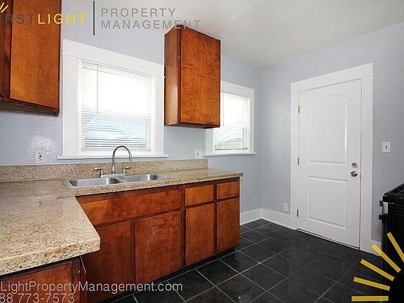 2nd image of 440 Cerritos Ave