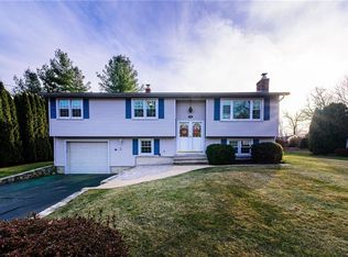 102 Moccasin Trl, Cranston, RI 02921