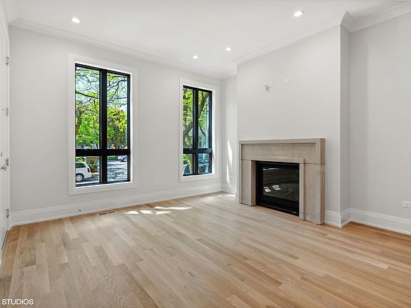 3rd image of 928 W Wolfram Ave #1