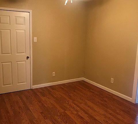4th image of 313 E Avenue Q