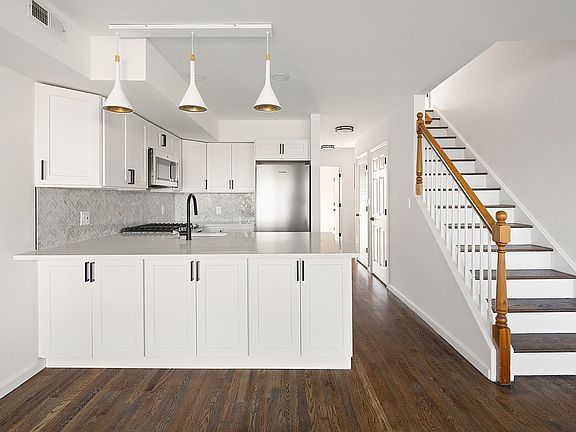 5th image of 1-60 Patricia Ln #404