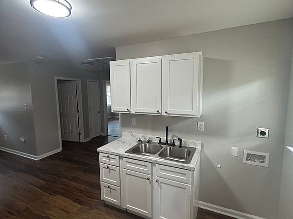 5th image of 1304 Oak St