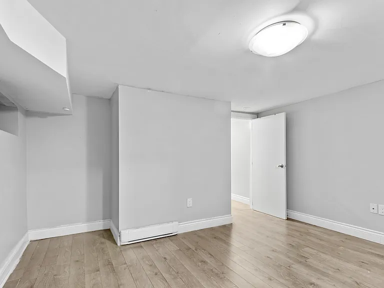 46 Carlyle Ave — Photo 9