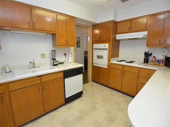 3rd image of 5512 Chenault Ave