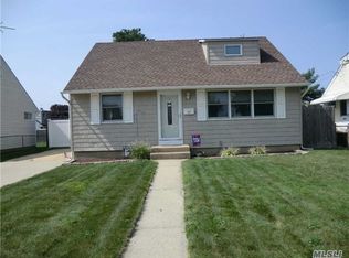 64 Moeller St, Hicksville, NY 11801